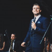Tom The Swing Singer