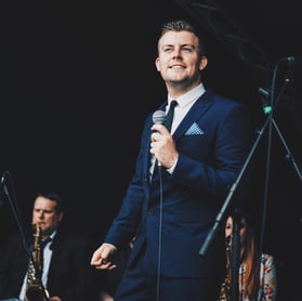 Tom The Swing Singer