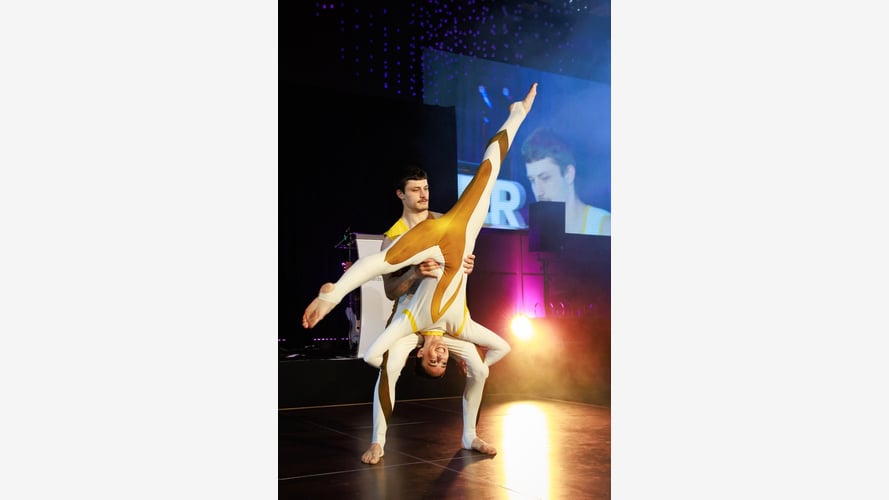 Acro Twist