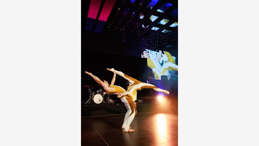 Acro Twist