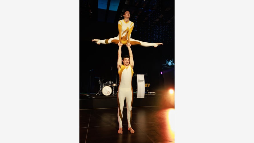 Acro Twist