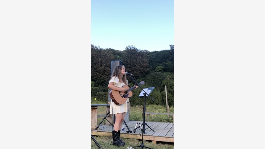 Daisy Sings