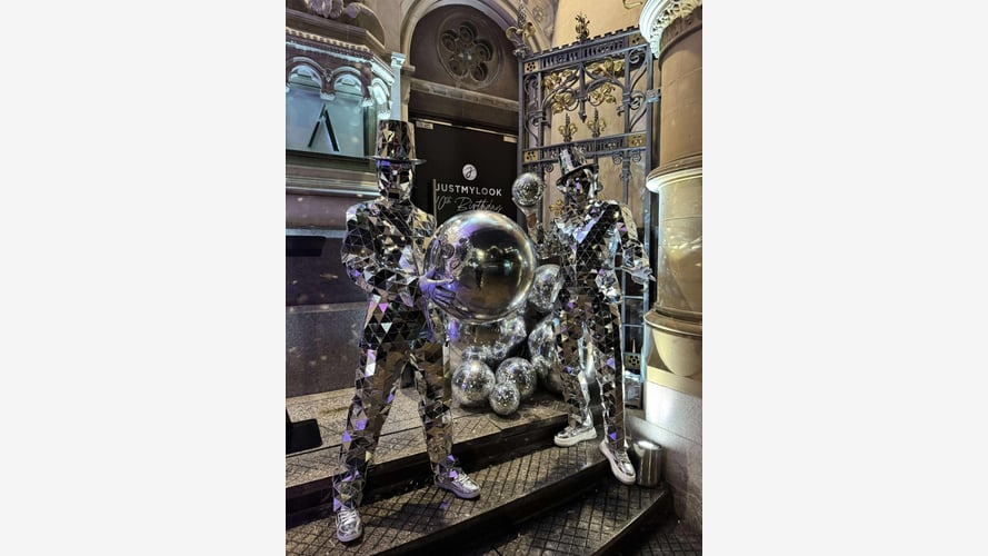 Luxe Mirror Performers